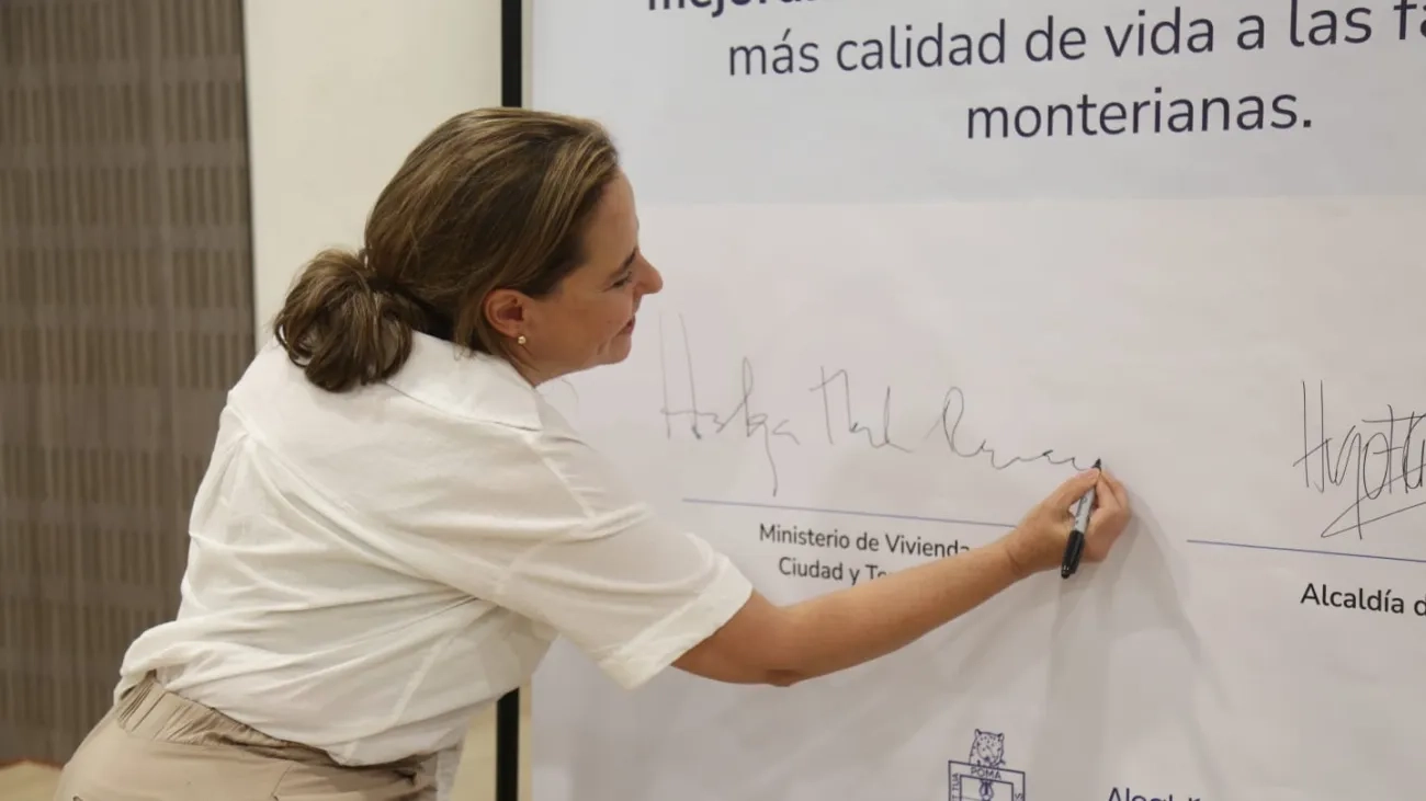 FOTOGRAFÍA MINISTRA DE VIVIENDA HELGA MARÍA RIVAS EN FIRMA DE CONVENIO PARA MEJORAMIENTOS DE VIVIENDA PARA LA CIUDAD DE MONTERÍA