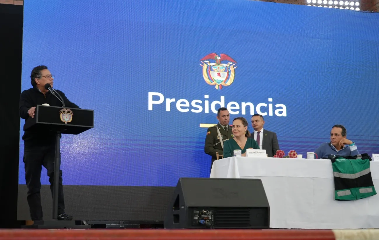 FOTOGRAFÍA, PRESIDENTE GUSTAVO PETRO, MINISTRA DE VIVIENDA HELGA MARÍA RIVAS Y DIRECTOR GENERAL DEL DNP ALEXANDER LÓPEZ MAYA; DURANTE EVENTO DE PRESENTACIÓN DEL DECRETO 1381 DE 2024