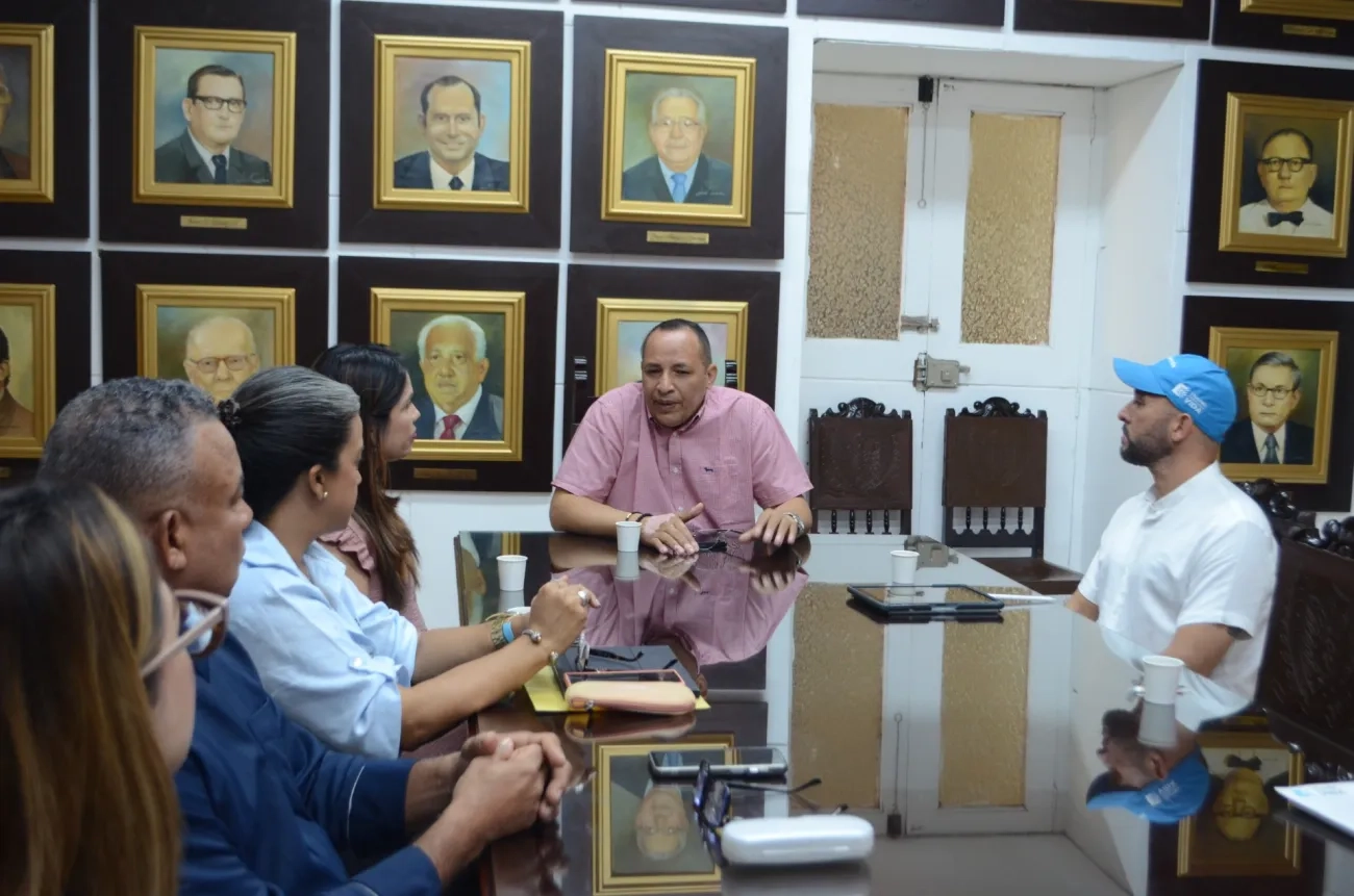 FOTOGRAFÍA VICEMINISTRA DE VIVIENDA, AYDEÉ MARSIGLIA BELLO, EL RECTOR DE LA UNIVERSIDAD DE CARTAGENA, WILLIAM MALKÚN CASTILLEJO JUNTO CON LA ALCALDÍA DE PROVIDENCIA EN ACUERDO PARA LA CONSTRUCCIÓN DE 100 VIVIENDAS EN EL MUNICIPIO