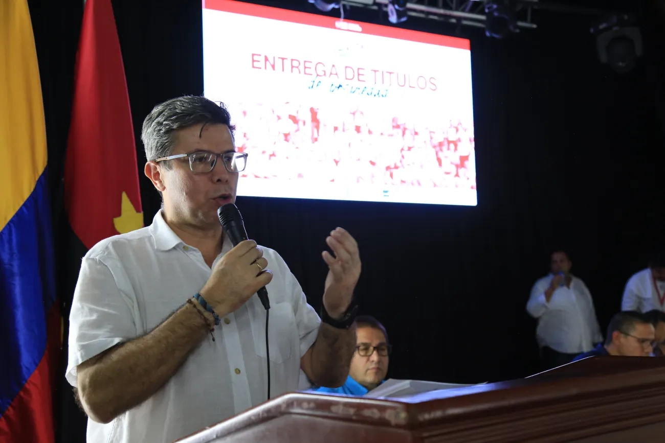FOTOGRAFÍA, DIRECTOR DEL SISTEMA HABITACIONAL DEL MINISTERIO, JOSÉ ALEJANDRO BAYONA CHAPARRO, EN  ENTREGA DE TITULACIÓN DE PREDIOS