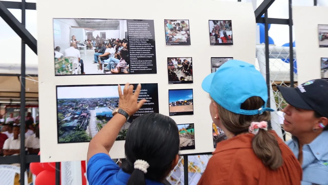 FOTOGRAFÍA MINISTRA DE VIVIENDA, CIUDAD Y TERRITORIO, HELGA MARÍA RIVAS ARDILA EN ENTREGA DE MEJORAS INTEGRALES EN LA COMUNA 1 DE TURBO, ANTIOQUIA.