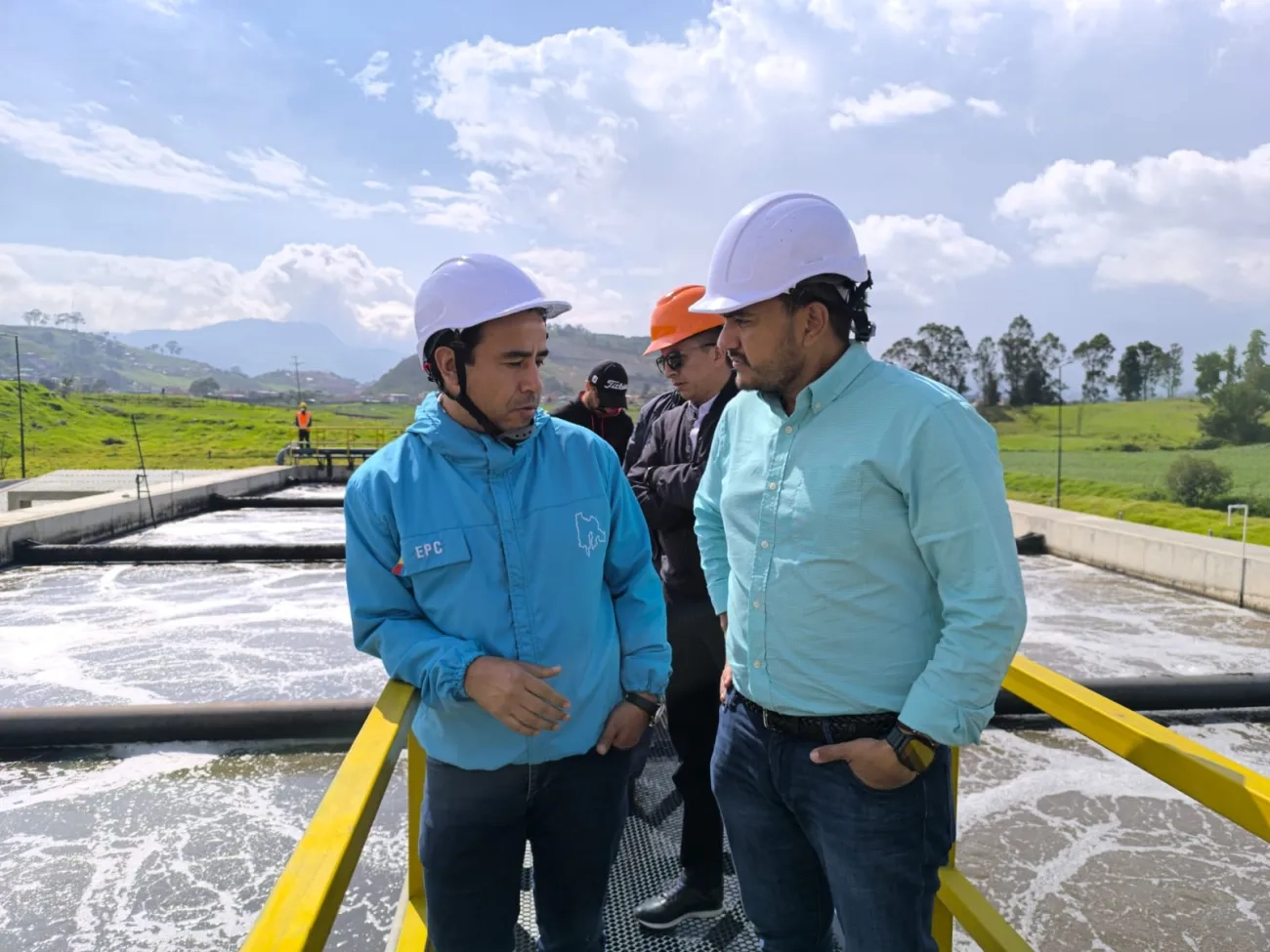 FOTOGRAFÍA VICEMINISTRO DE AGUA Y SANEAMIENTO BÁSICO EDWARD LIBREROS EN INAUGURACIÓN DE PTAR EN FACATATIVÁ
