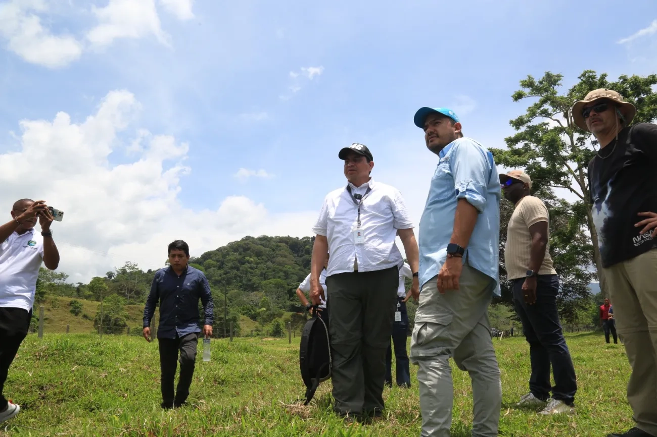 FOTOGRAFÍA VICEMINISTRO DE AGUA Y SANEAMIENTO BÁSICO EDWARD LIBREROS, EN FIRMA DE INICIO DE PROYECTO DE ACUEDUCTO EN ACANDÍ CHOCÓ