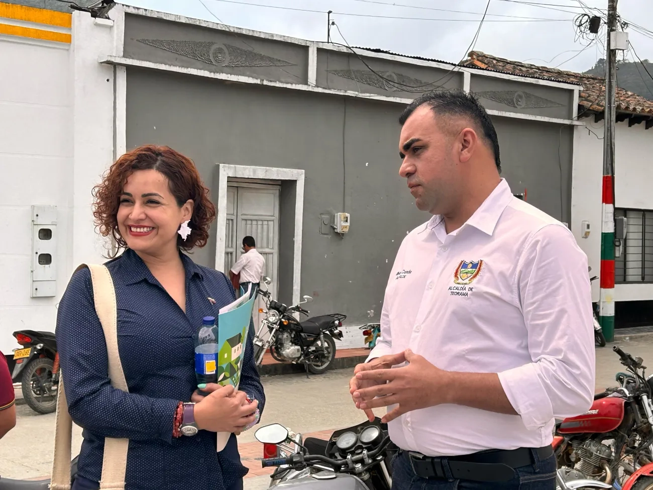 FOTOGRAFÍA VICEMINISTRA (E) DE VIVIENDA, MAGALY CALA Y EL ALCALDE DE TEORAMA EN UN DIÁLOGO