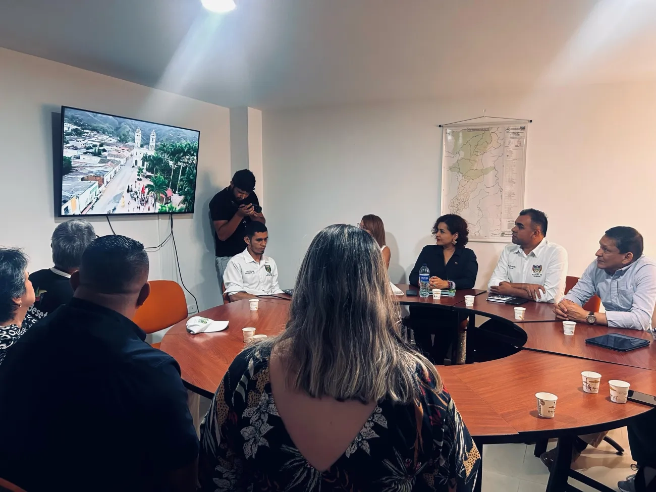 FOTOGRAFÍA EQUIPO DE TRABAJO DEL MINISTERIO DE VIVIENDA, CIUDAD Y TERRITORIO Y DE LA ALCALDÍA DE TEORAMA, NORTE DE SANTANDER
