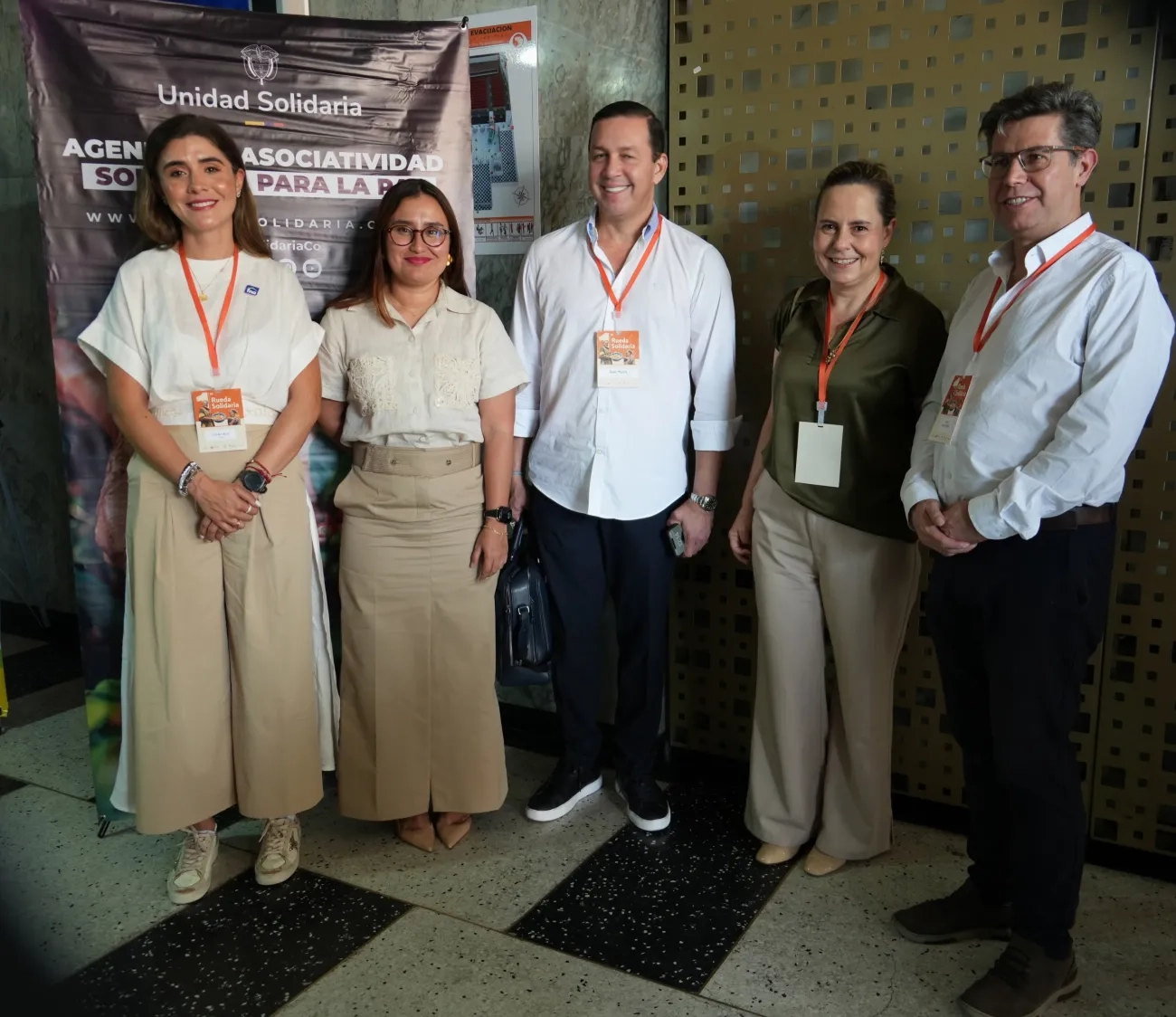 FOTOGRAFIA MINISTRA DE VIVIENDA CIUDAD Y TERRITORIO HELGA EN LA Primera Rueda Solidaria MARIA RIVAS DURANTE
