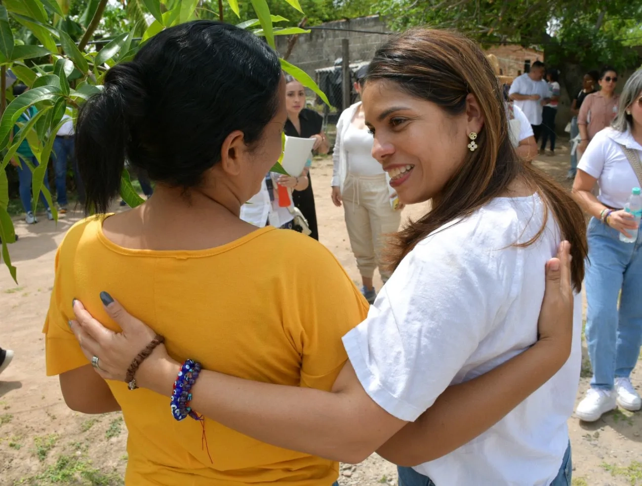 FOTOGRAFIA VICEMINISTRA DE VIVIENDA, AYDEÉ MARSIGLIA BELLO, JUNTO A BENEFICIARIA DE MEJORAIENTOS DE VIVIENDA EN  EL CORREGIMIENTO LOS VENADOS DE VALLEDUPAR