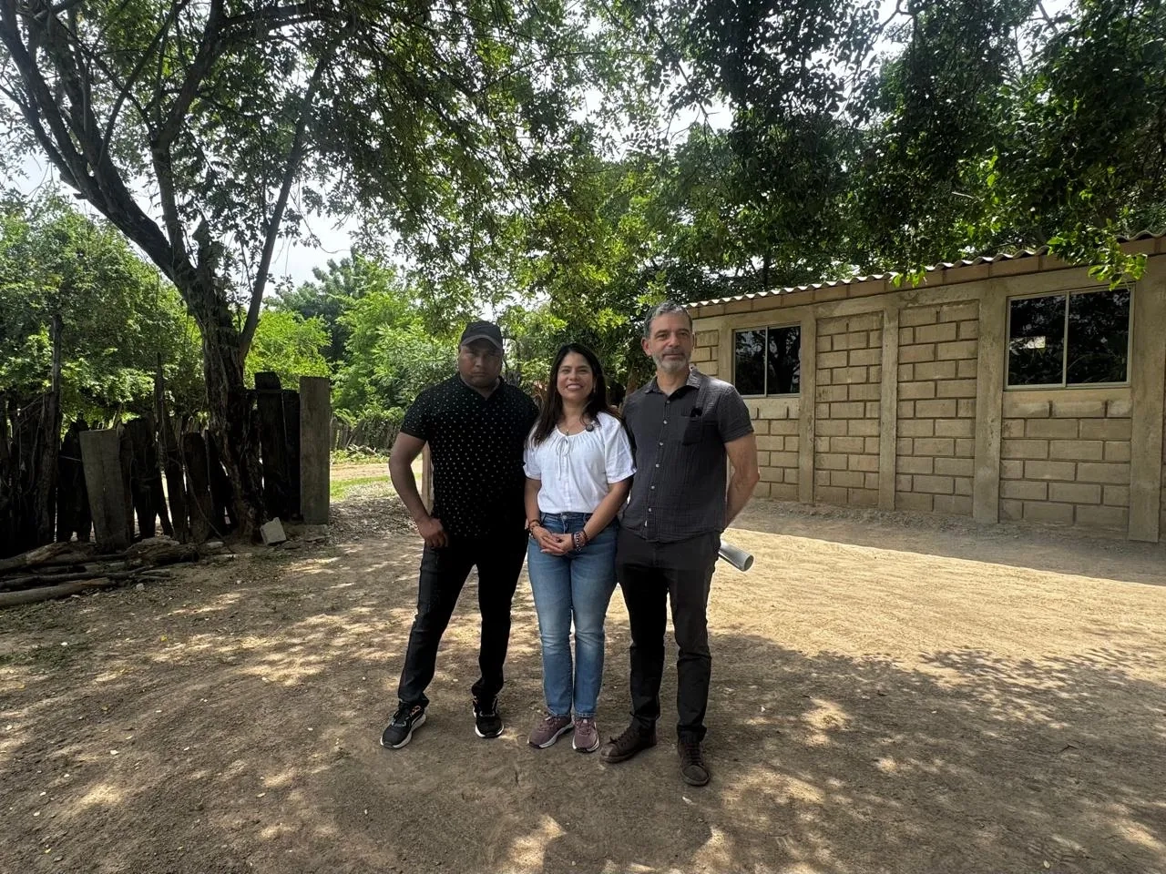 FOTOGRAFIA VICEMINISTRA DE VIVIENDA, AYDEÉ MARSIGLIA BELLO, DURANTE ENTREGA DE MEJORAIENTOS DE VIVIENDA EN  EL CORREGIMIENTO LOS VENADOS DE VALLEDUPAR