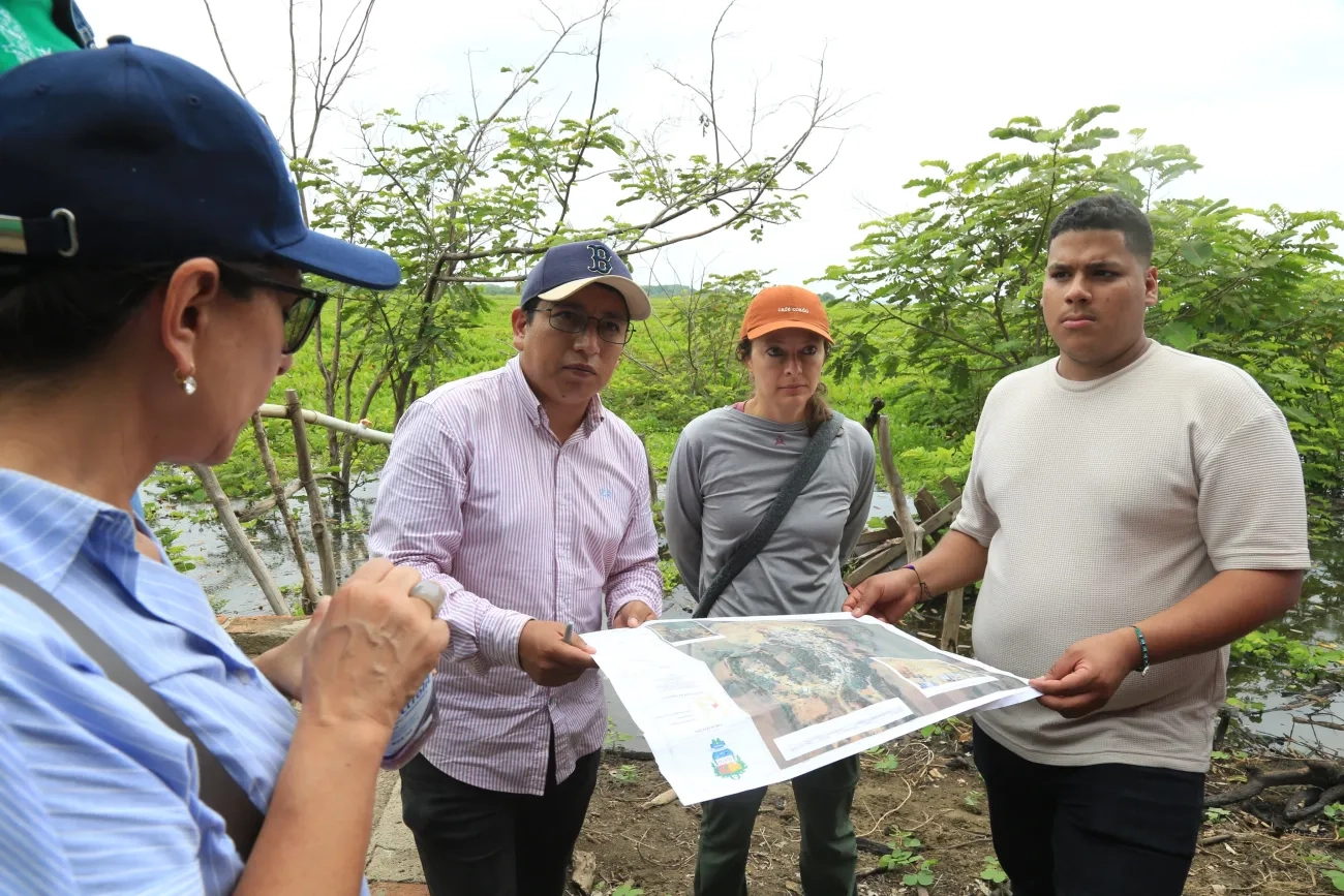 FOTOGRAFIA EQUIPO DE DIRECCIÓN DE POLÍTICA Y REGULACIÓN DEL MINISTERIO DE VIVIENDA EN  PLATO MAGDALENA