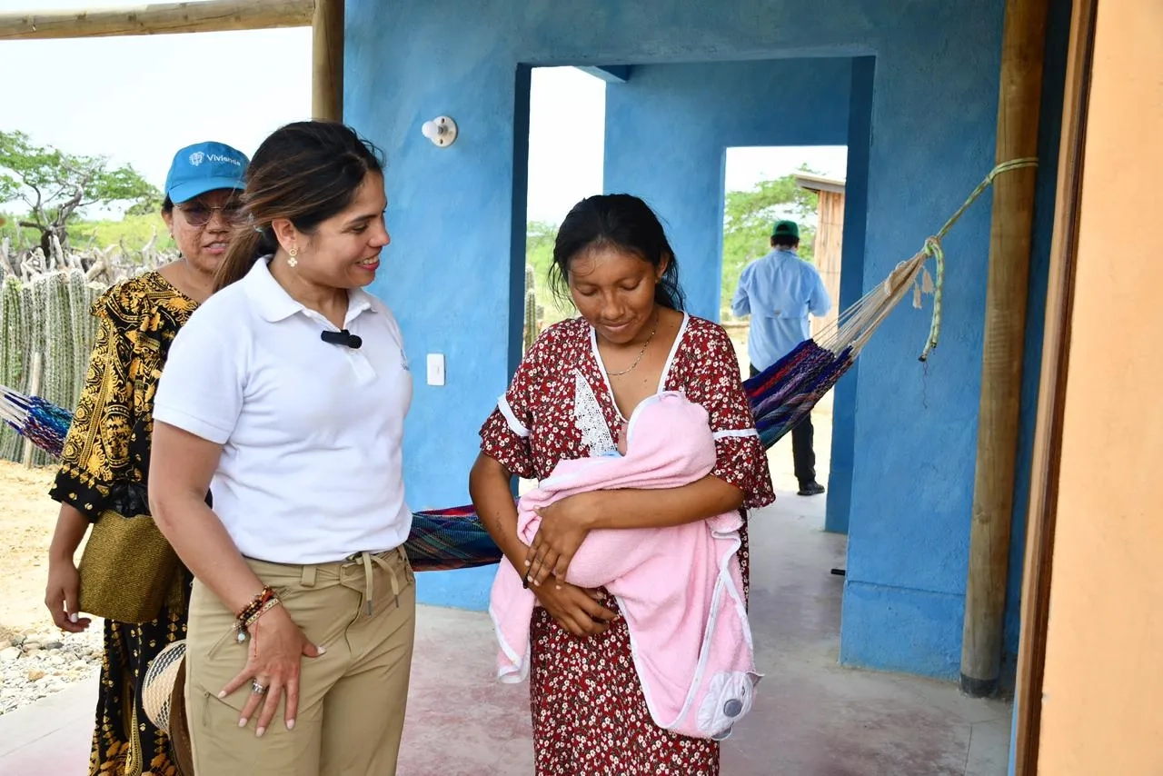 FOTOGRAFIA viceministra de Vivienda Aydeé Marsiglia Bello CON BENEFICIARIA DEL PROYECTO Miiroku 