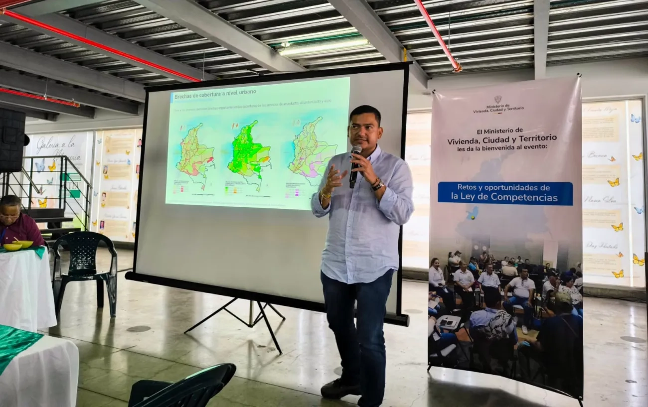 FOTOGRAFIA VICEMINISTERIO DE AGUA Y SANEAMIENTO BASICO EDWARD LIBREROS EN EVENTO RETOS Y OPORTUNIDADES DE LA LEY DE COMPETENCIAS