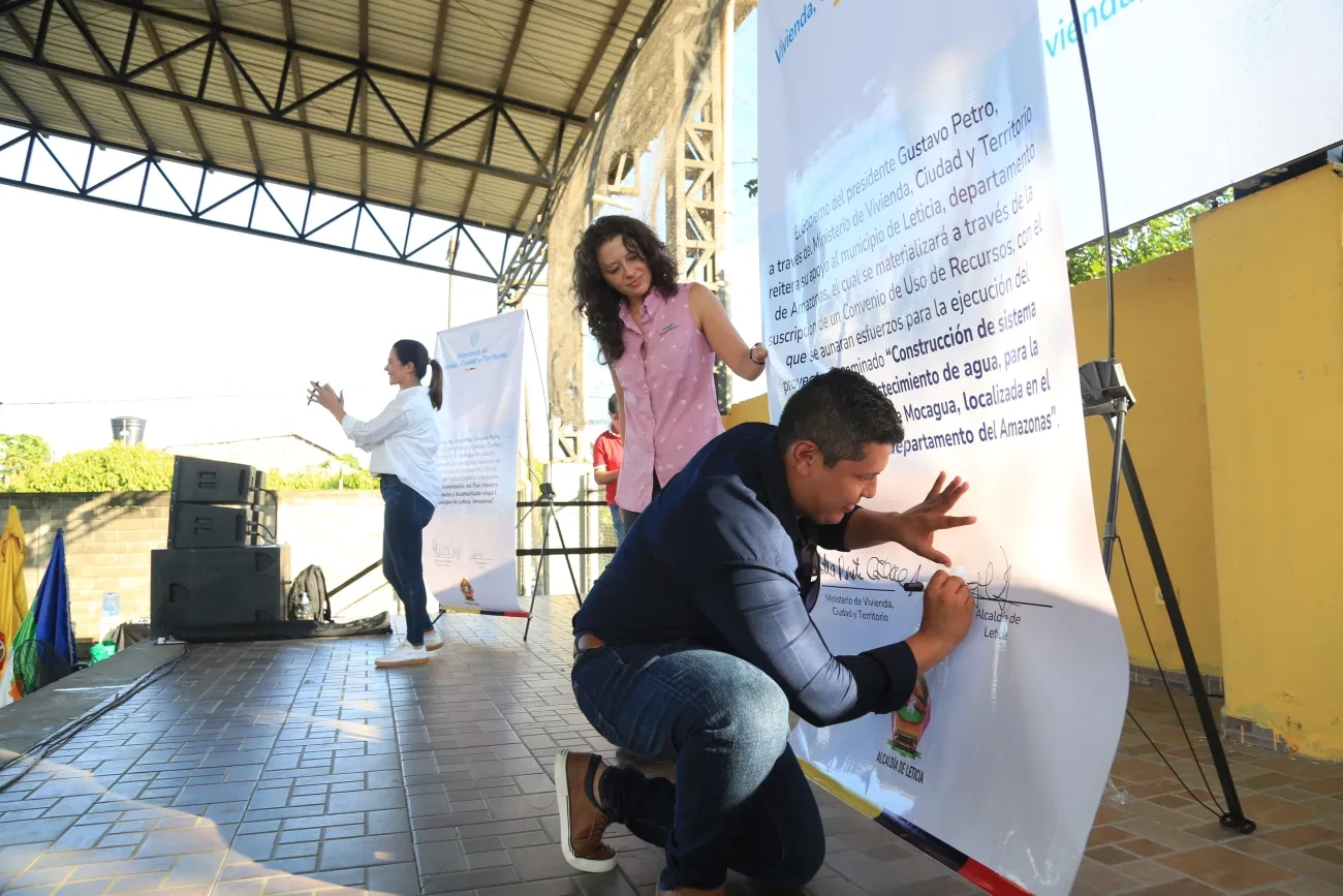 FOTOGRAFÍA FIRMA DE PLAN MAESTRO DE AGUA PARA LETICIA AMAZONAS