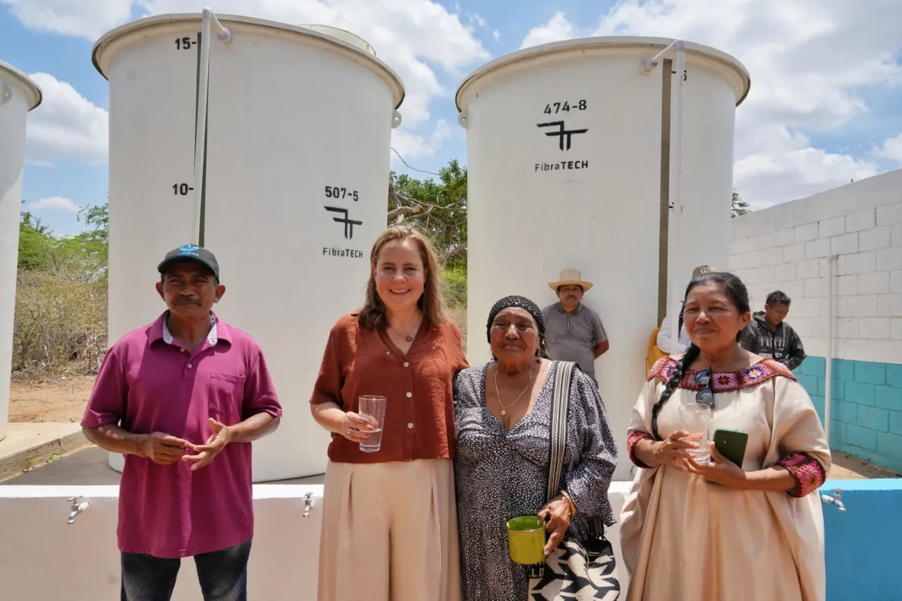 FOTOGRAFÍA MINISTRA DE VIVIENDA HELGA RIVAS EN ENTREGA DE MEJORAMIENTOS EN RIOACHA, LA GUAJIRA