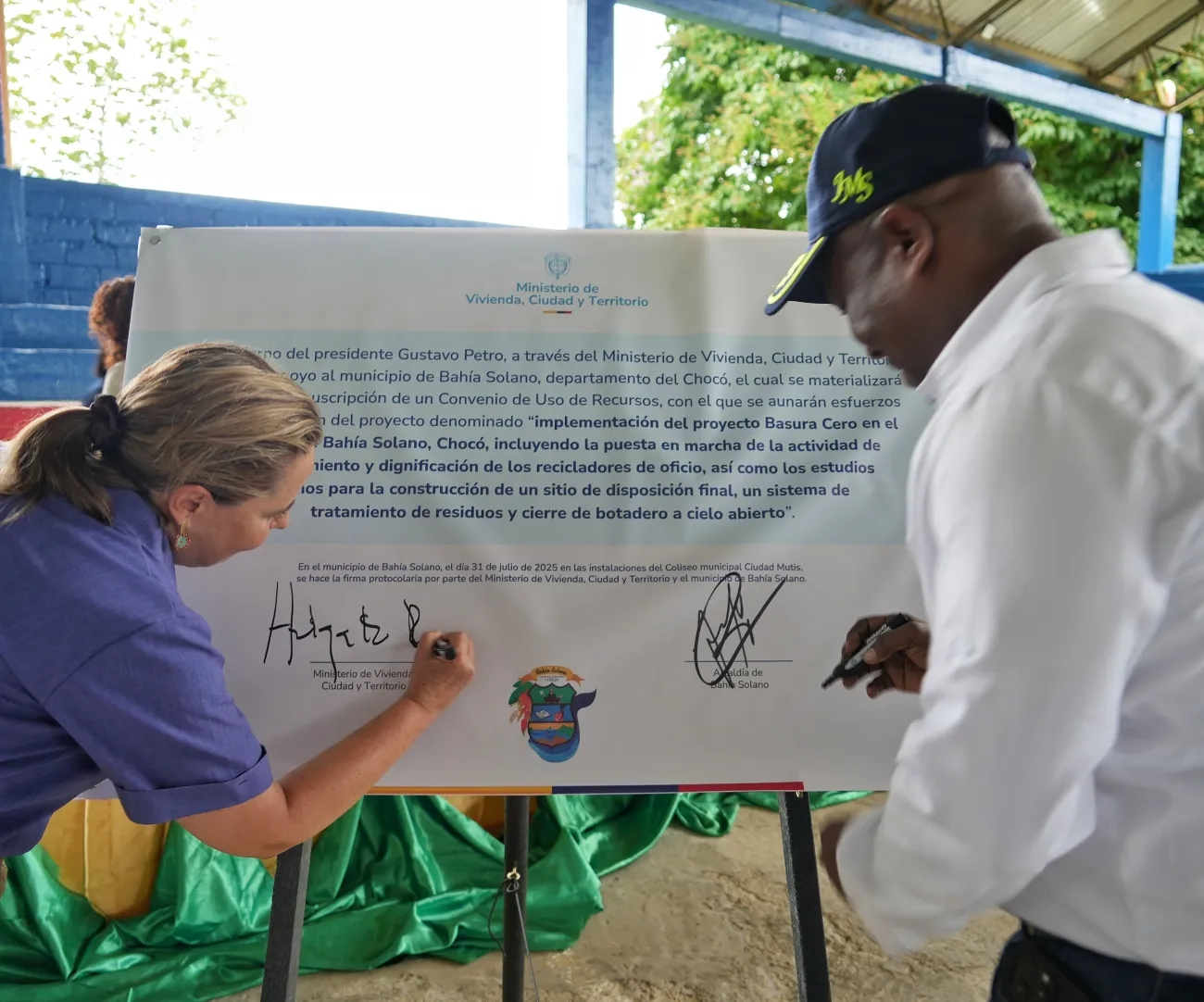 FOTOGRAFÍA MINVIVIENDA FIRMA INICIO DE PROYECTO PROGRAMA BASURA CERO EN BAHÍA SOLANO, CHOCO
