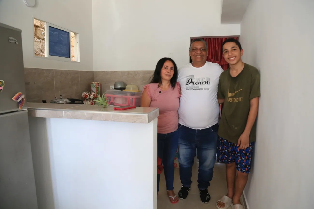 FOTOGRAFÍA FAMILIA BENEFISIARIA DE ENTREGA DE MEJORAMIENTO EN SANTA MARTA 
