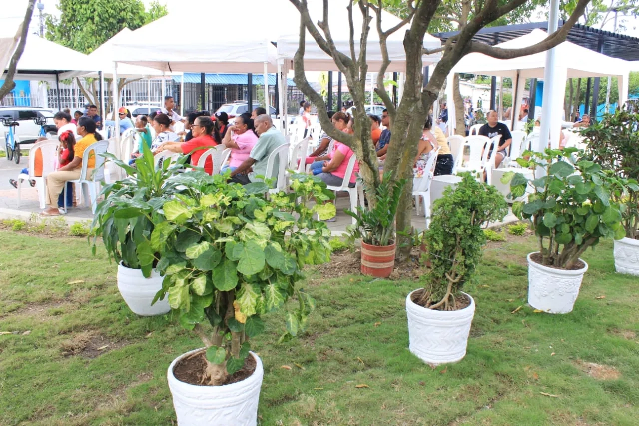 FOTOGRAFÍA ENTREGA MEJOPie de foto:   El componente ambiental prevalece, los diseños contemplaron la vegetación existente y la iluminación de los espacios públicos es con paneles solares.RAMIENTO BARRIOS EN MONTERIA 031