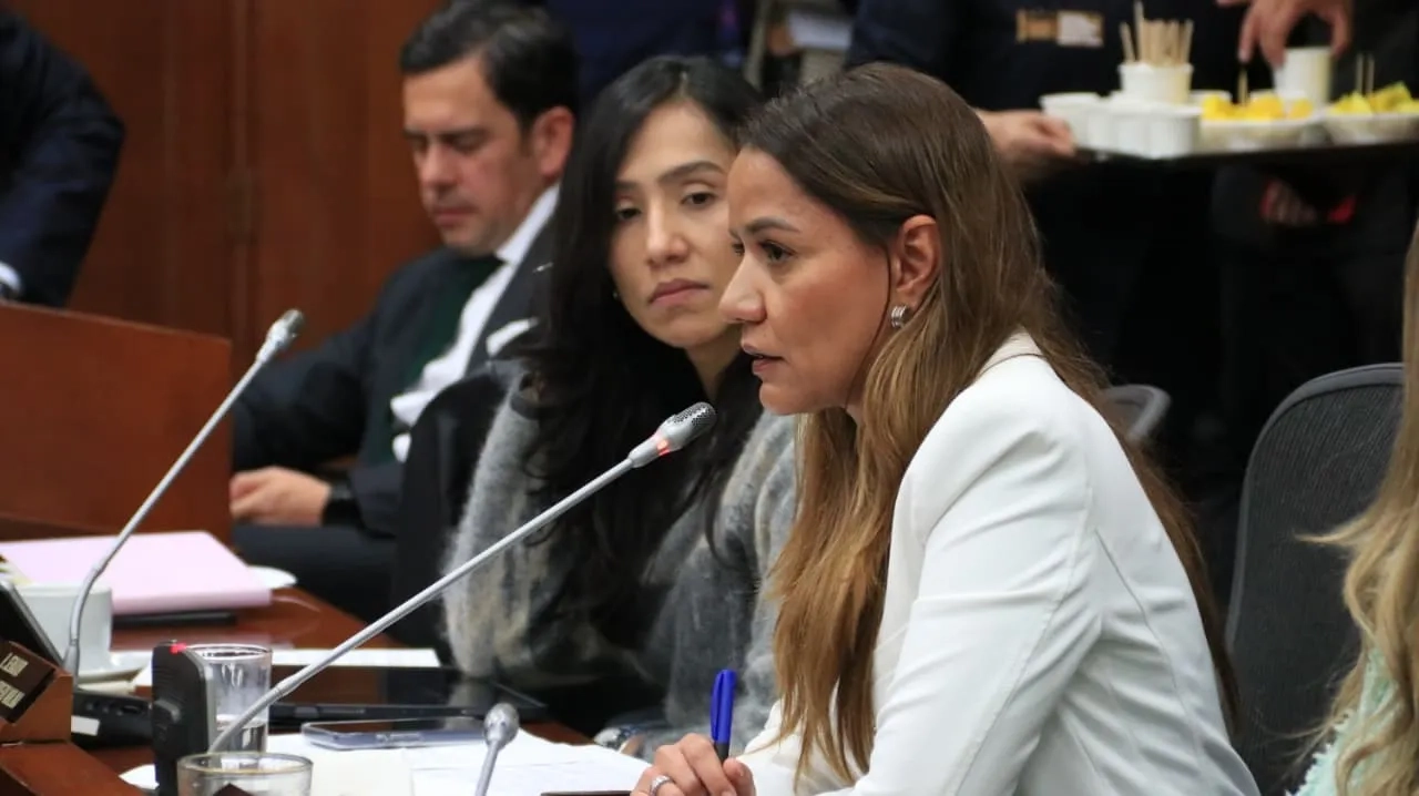 FOTOGRAFIA COMUNICADO MINISTRO VIVIENDA ANTE LA COMISION SEPTIMA DEL SENADO SEPTIEMBRE 03