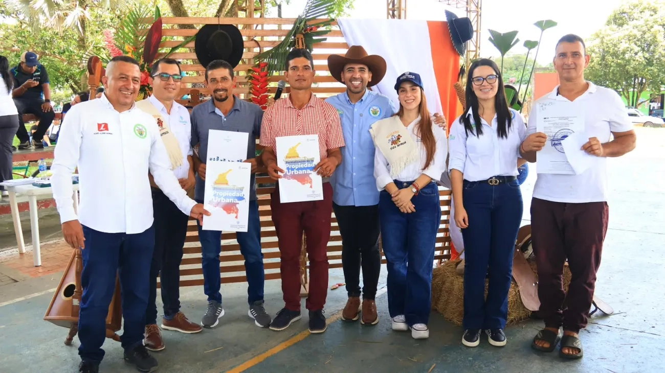 FOTOGRAFIA COMUNICADO ENTREGA DE TITULOS VISTA HERMOSA 02