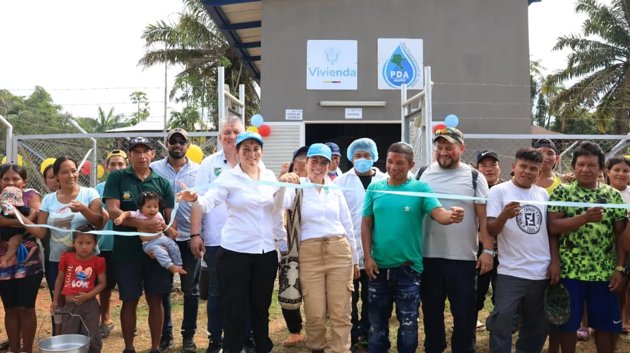 FOTOGRAFIA COMUNICADO INDIGENAS DE MITU YA CUENTAN CON ABASTECIMIENTO DE AGUA 02