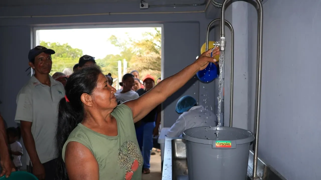 FOTOGRAFIA COMUNICADO INDIGENAS DE MITU YA CUENTAN CON ABASTECIMIENTO DE AGUA 03