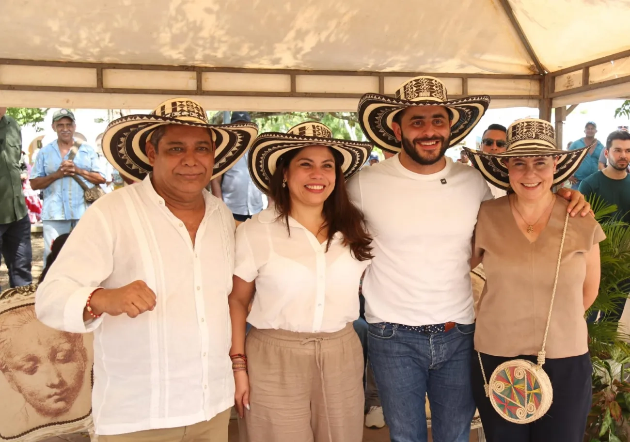 FOTOGRAFÍA MINISTRA DE VIVIENDA HELGA MARÍA RIVAS Y VICEMINISTRA DE VIVIENDA AYDEE MARSIGLIA BELLO, JUNTO CON EL GOBERNADOR DE CÓRDOBA ERASMO ELÍAS ZULETA BECHARA EN FIRMA DE CONVENIO PARA MEJORAMIENTOS DE VIVIENDA