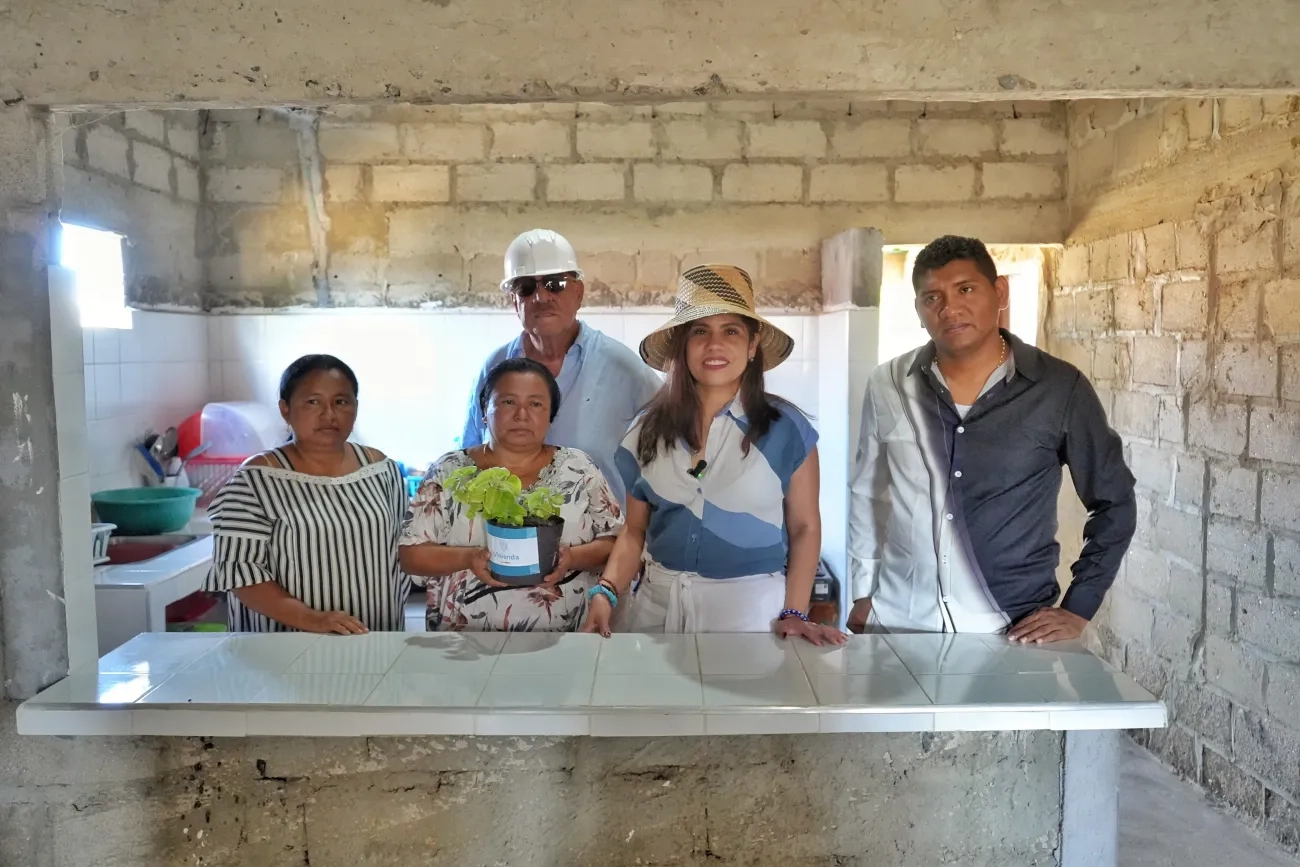 FOTOGRAFÍA VICEMINISTRA DE VIVIENDA AYDEÉ MARSIGLIA BELLO EN ENTREGAS DE MEJORAMIENTOS EN LA GUAJIRA