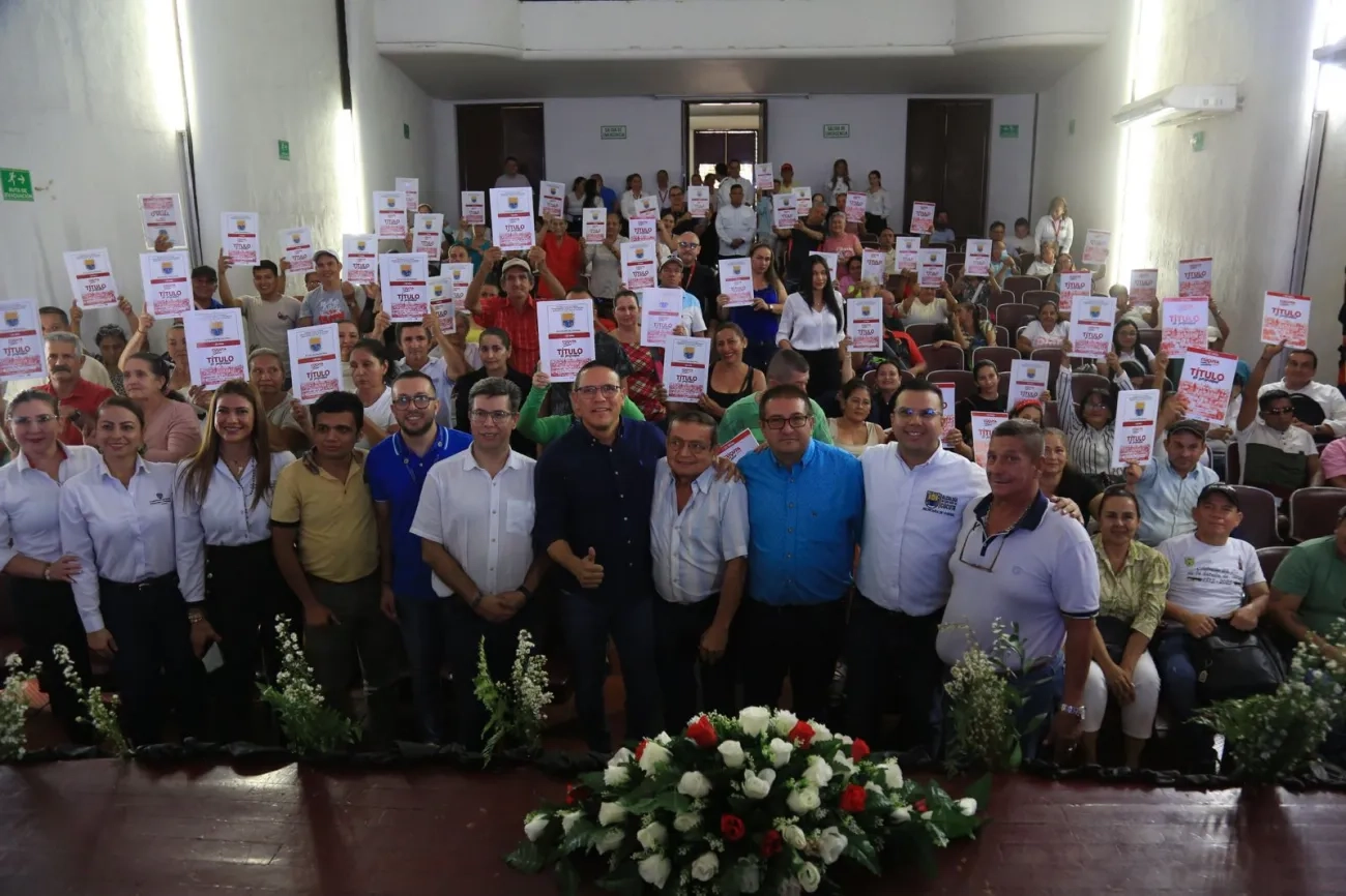 FOTOGRAFÍA MINVIVIENDA CUMPLIENDO CON LA ENTREGA DE TITULACIÓN DE PREDIOS
