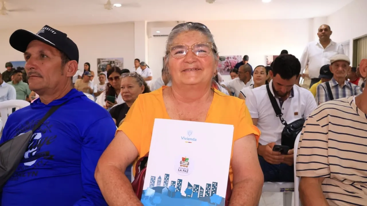 FOTOGRAFIA COMUNICADO TITULACION EN LA PAZ, CESAR 01