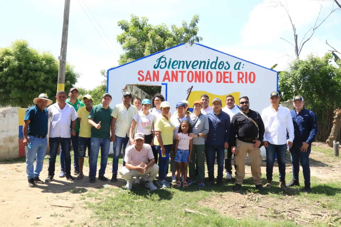 FOTOGRAFIA EQUIPO DE DIRECCIÓN DE POLÍTICA Y REGULACIÓN DEL MINISTERIO DE VIVIENDA EN  PLATO MAGDALENA