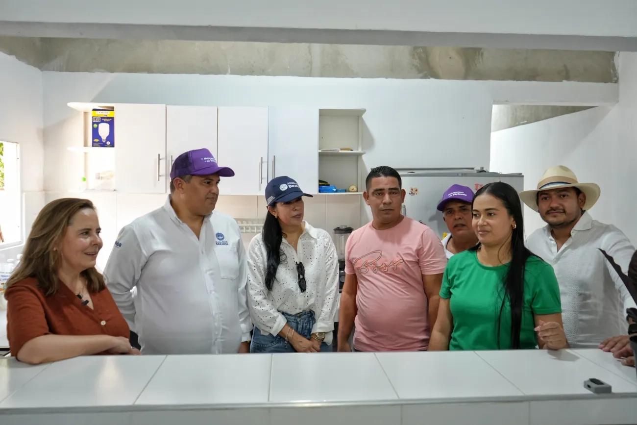 FOTOGRAFÍA MINISTRA DE VIVIENDA HELGA MARÍA RIVAS, VICEMINISTRO DE AGUA Y SANEAMIENTO BÁSICO EDWARD LIBREROS JUNTO CON REPRESENTANTES DE LA ALCALDÍA DE BARANOA EN ENTREGA DE MEJORAMIENTO