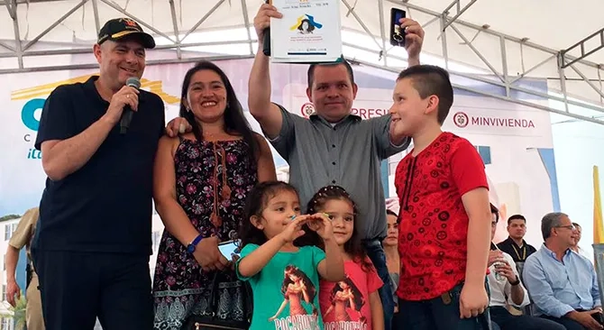 326 familias quindianas recibieron de manos del Vicepresidente las llaves de su casa propia