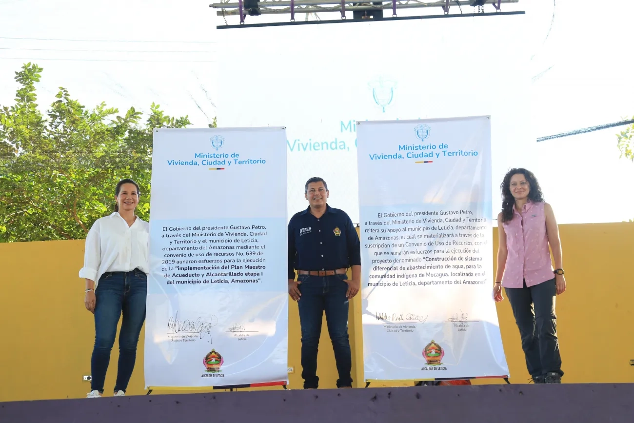 FOTOGRAFÍA FIRMA DE PLAN MAESTRO DE AGUA PARA LETICIA AMAZONAS