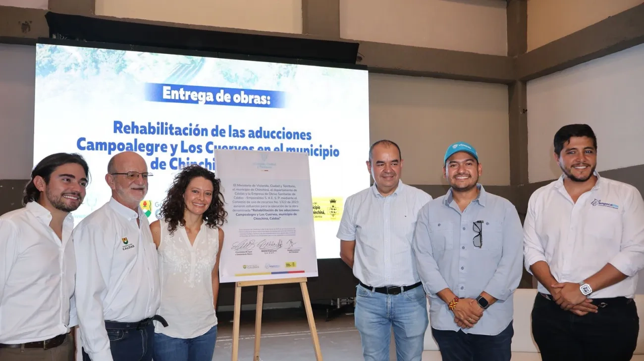 FOTOGRAFÍA VICEMINISTERIO DE AGUA Y SANEAMIENTO BÁSICO, EDWARD LIBREROS; LA DIRECTORA DE POLÍTICA Y REGULACIÓN, NATALIA DUARTE; EL GOBERNADOR DE CALDAS, HENRY GUTIÉRREZ ÁNGEL; EL ALCALDE DE CHINCHINÁ, DYLAN CORTES Y EL GERENTE DE EMPOCALDAS, MATEO LOAIZA, EN INAUGURACIÓN DE OBRAS DE REHABILITACIÓN DE LAS ADUCCIONES CAMPOALEGRE Y LOS CUERVOS.