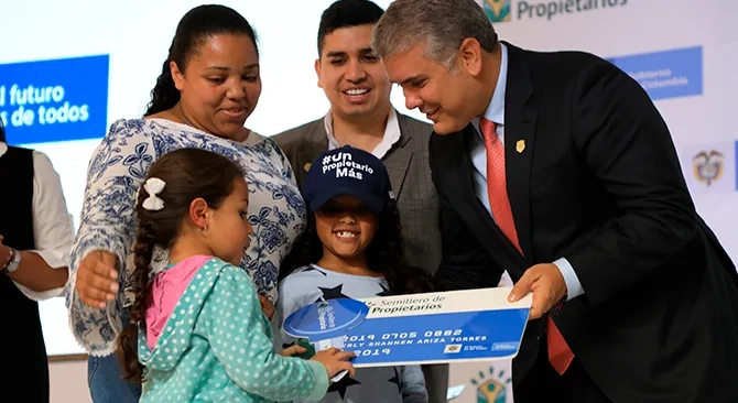 Primeras familias beneficiarias de Semillero de Propietarios recibieron la tarjeta-llave de su nuevo hogar de manos del Presidente de la Republica