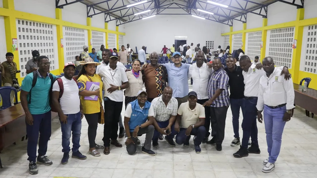 FOTOGRAFÍA VICEMINISTRO DE AGUA Y SANEAMIENTO BÁSICO EDUARD LIBREROS, JUNTO CON REPRESENTANTES DE LA ALCALDÍA DE TIMBIQUÍ, CAUCA