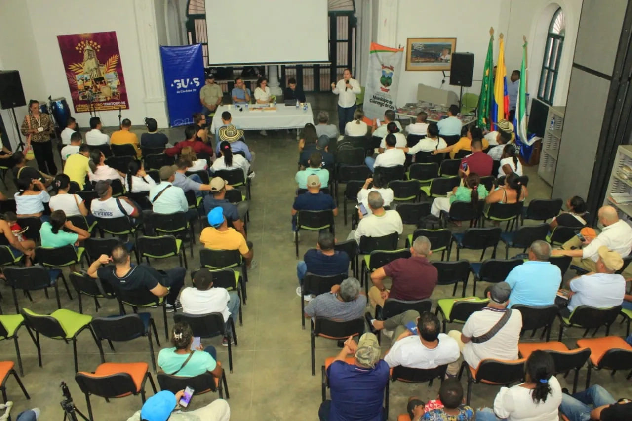 FOTOGRAFIA SOCIALIZA IÓN INVERSIÓN CIENAGA DE ORO 01