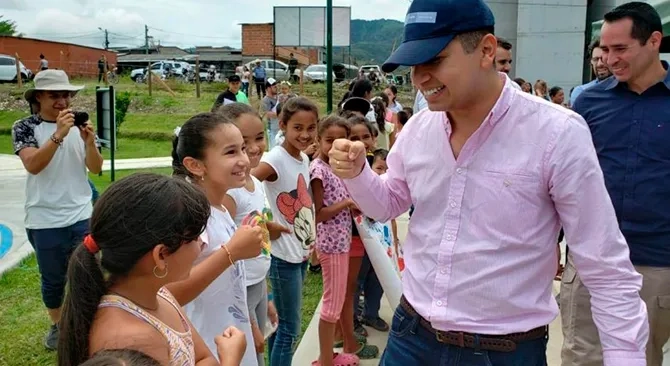 Ministro Jonathan Malagon entrego parque recreo deportivo en Urbanizacion Sol Naciente de Amalfi Antioquia