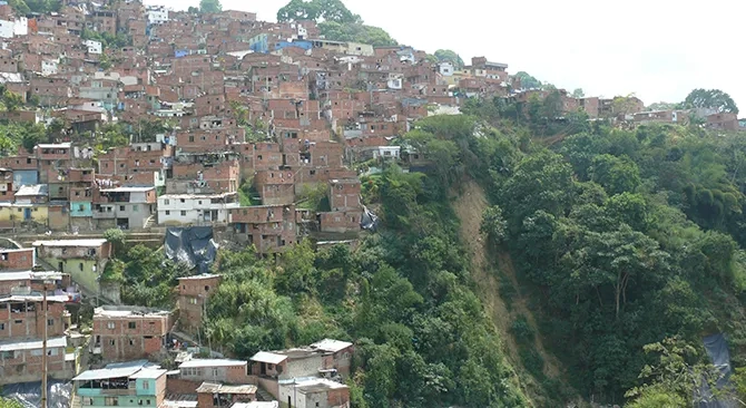 En los ultimos 30 anos ciudades y municipios de Colombia han crecido de manera informal
