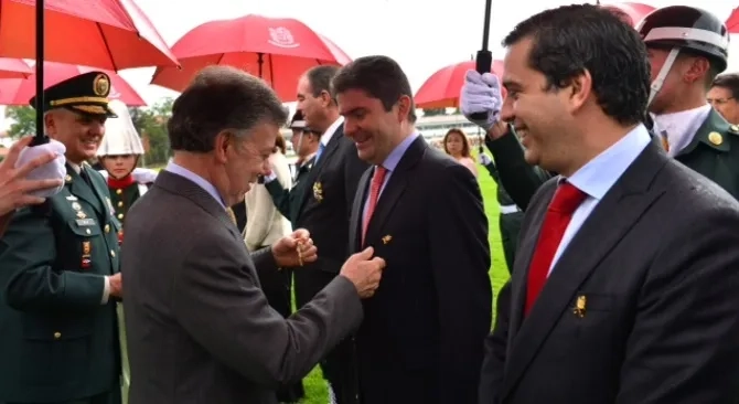 Ministro de Vivienda es condecorado por el Ejército Nacional