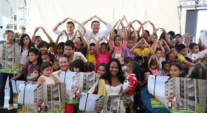 Un total de 300 familias de Medellin recibieron una vivienda gratis y dejaran de vivir en alto riesgo