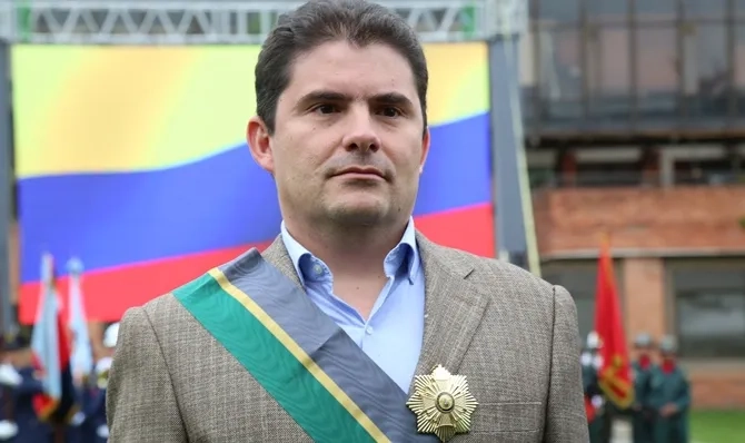Ministro de Vivienda fue condecorado con la Gran Cruz del Ministerio de Defensa