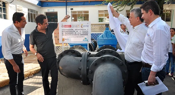 Santander una de las regiones donde mas se invierte en agua potable y vivienda Ministro Henao Cardona