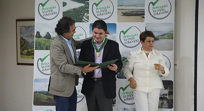 “La vivienda es un gran motor para erradicar la esclavitud de la pobreza”, dijo Luis Felipe Henao, en condecoración de la Gobernación de Antioquia
