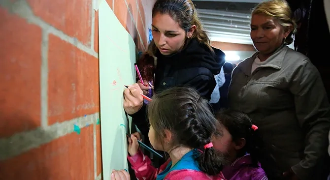 Beneficiarios de vivienda gratis en Soacha participaron en diseno de su futuro colegio