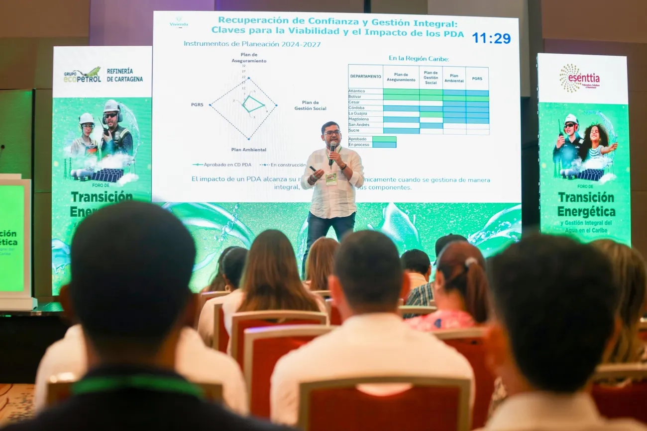 FOTOGRAFÍA VICEMINISTRO DE AGUA Y SANEAMIENTO BÁSICO  EDWARD LIBREROS, EN FORO DE TRANSICIÓN ENERGÉTICA