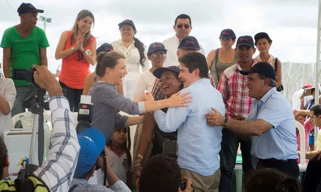 El Ministro Felipe Henao lideró sorteo de viviendas gratis en Sincelejo y supervisó avance de obras