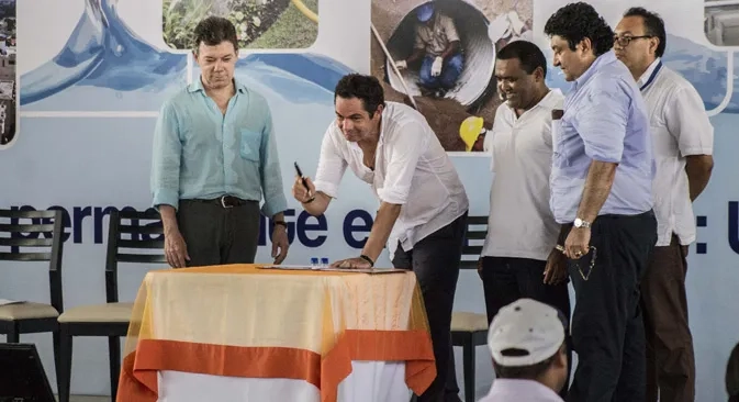 Inversiones por más de 53 mil millones de pesos, para obras de agua y vivienda, suscribió Vargas Lleras en La Guajira
