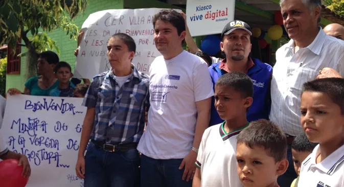 Ministro de Vivienda se conectó con los antioqueños en el día de las TIC