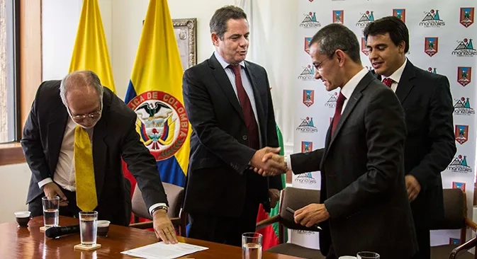 Millonarias inversiones para acueductos del Eje Cafetero suscribió hoy Vargas Lleras en Pereira y Manizales