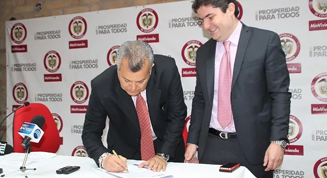 Ministerio de Vivienda y el IGAC firman contrato para legalizar 25 mil predios en barrios piratas